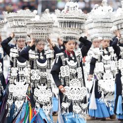 Personas vestidas con trajes tradicionales del grupo étnico Yi desfilan en la ceremonia de apertura de un festival de la antorcha, en el distrito de Butuo, en la provincia de Sichuan, en el suroeste de China. | Foto:Xinhua/Jiang Hongjing