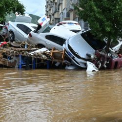 Una mujer camina junto a vehículos dañados en un barrio inundado del distrito de Miyun, al norte de Pekín. Las fuertes lluvias en Pekín causaron la muerte de 30 personas y obligaron a las autoridades a evacuar a decenas de miles de personas mientras zonas del norte de China eran azotadas por aguaceros torrenciales que provocaron deslizamientos de tierra mortales, según informaron medios estatales. | Foto:ADEK BERRY / AFP
