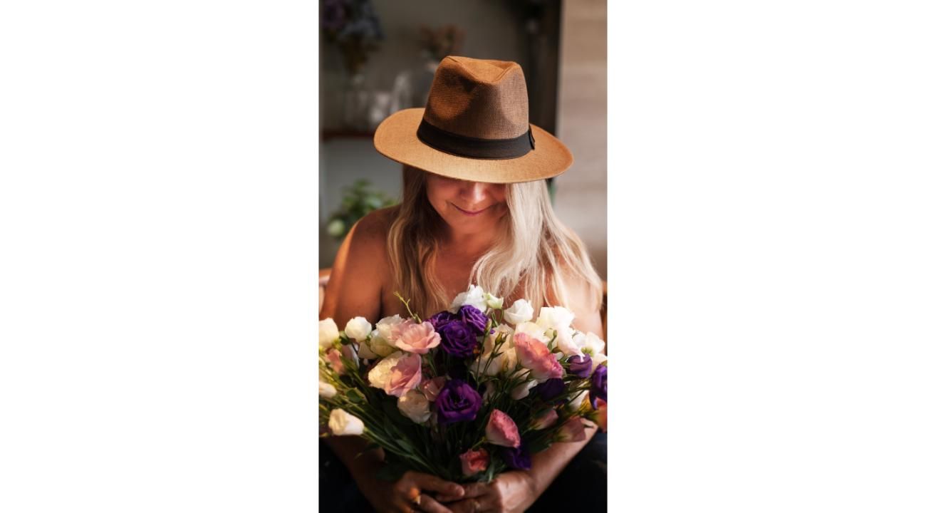 Desde La Pampa al corazón de las emociones: Paula Torres y el mensaje silencioso de “Decilo con Flores”