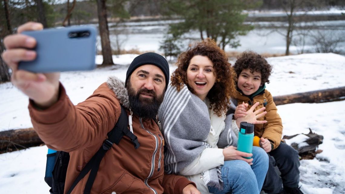 Vacaciones de invierno: por qué descansar, desconectar y compartir sin pantallas es clave para el bienestar emocional