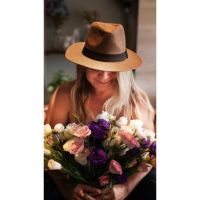 Desde La Pampa al corazón de las emociones: Paula Torres y el mensaje silencioso de “Decilo con Flores”