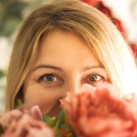 Desde La Pampa al corazón de las emociones: Paula Torres y el mensaje silencioso de “Decilo con Flores”