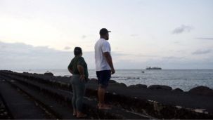 En Samoa y Fukisawa personas van a la playa a mirar cómo llegan las olas tras el terremoto en Rusia