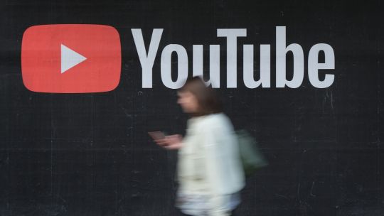 Brasil exige a YouTube retirar 97 perfiles que usan IA para simular médicos profesionales