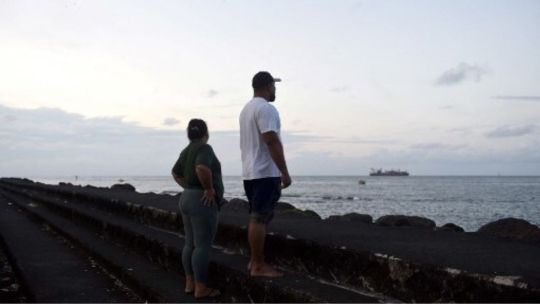 En Samoa y Fukisawa personas van a la playa a mirar cómo llegan las olas tras el terremoto en Rusia