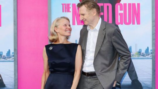 Pamela Anderson y Liam Neeson