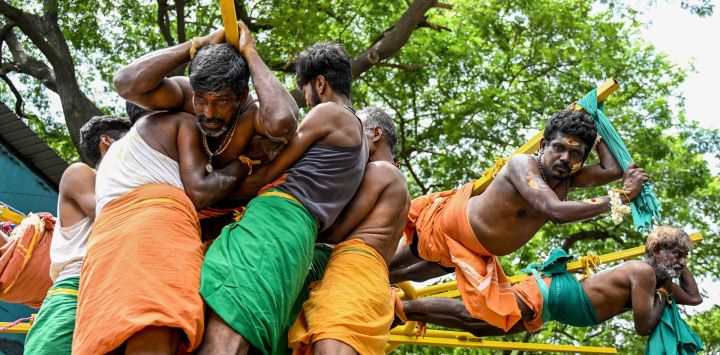 Devotos hindúes participan en una procesión religiosa para celebrar el festival 'Aadi' en Chennai, India.
