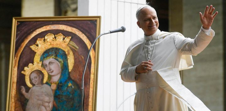 Esta foto, tomada y difundida por la oficina de prensa del Vaticano, Vatican Media, muestra al Papa León XIV saludando a los peregrinos reunidos en la Plaza de San Pedro, antes de la misa inaugural del Jubileo de la Juventud en el Vaticano.