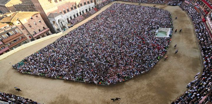 Jinetes montan a caballo durante los entrenamientos previos a la histórica carrera hípica italiana "Palio di Siena" en Siena, Toscana.