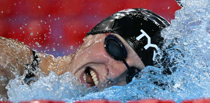 La nadadora estadounidense Katie Ledecky compite en la final de los 1500 m libres femeninos durante el Campeonato Mundial de Natación de 2025 en Singapur.
