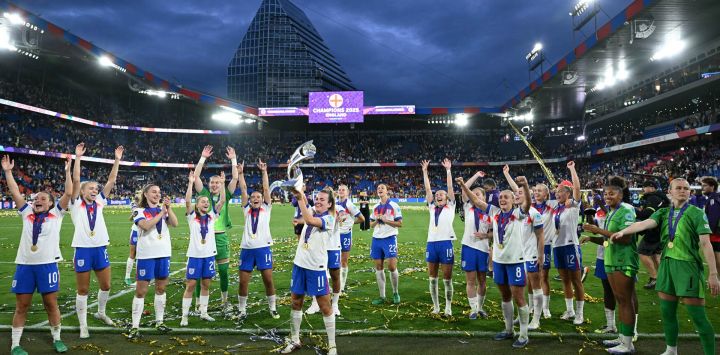 Las jugadoras de inglaterra celebran con el trofeo tras la victoria en la final de la Eurocopa Femenina de la UEFA 2025 entre Inglaterra y España en el estadio St. Jakob-Park de Basilea. Inglaterra venció a España por 3-1 en la tanda de penales
