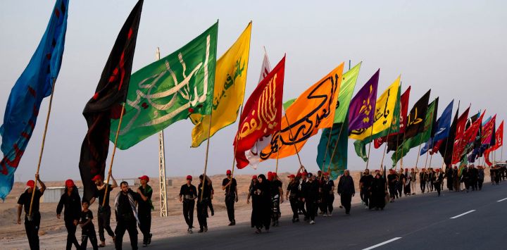 Musulmanes chiítas iraníes llegan a pie a Basora por el paso fronterizo de Shalamcheh para participar en la peregrinación de Arbain en la ciudad iraquí de Karbala. Cada año, numerosos peregrinos se reúnen en las ciudades sagradas iraquíes de Nayaf y Karbala antes de Arbain, que marca el 40.º día después de la Ashura y conmemora el asesinato en el siglo VII del imán Hussein, nieto del profeta Mahoma.