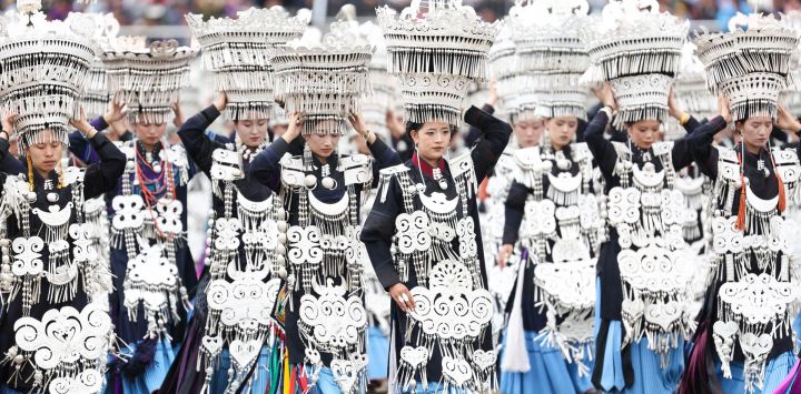 Personas vestidas con trajes tradicionales del grupo étnico Yi desfilan en la ceremonia de apertura de un festival de la antorcha, en el distrito de Butuo, en la provincia de Sichuan, en el suroeste de China.
