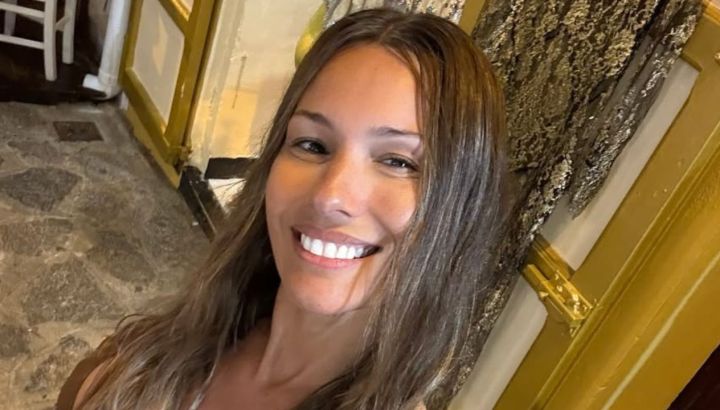 Pampita fusionó el vestido cute para el verano con el color tendencia del invierno para un look nocturno