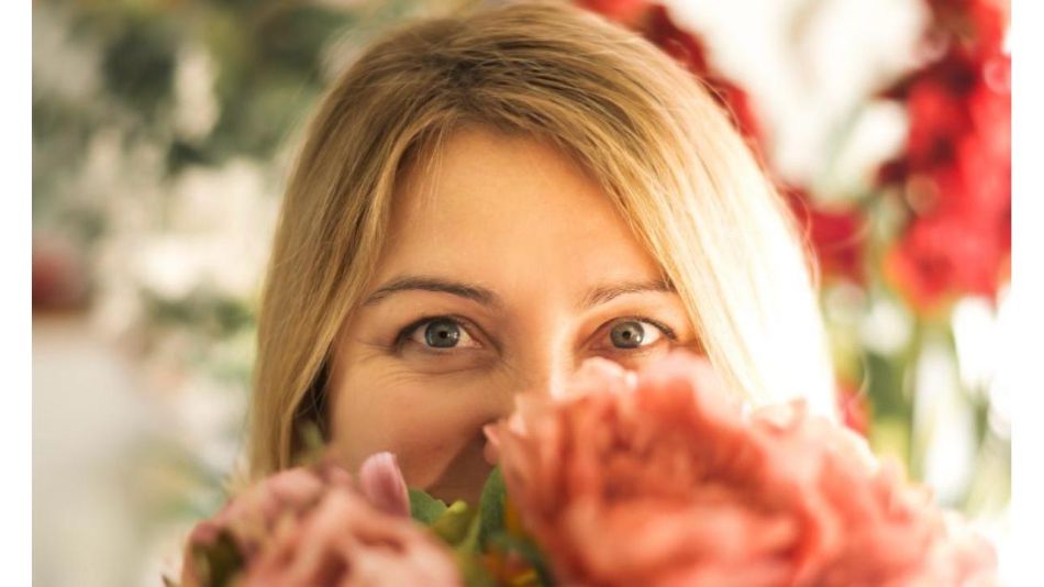 Desde La Pampa al corazón de las emociones: Paula Torres y el mensaje silencioso de “Decilo con Flores”