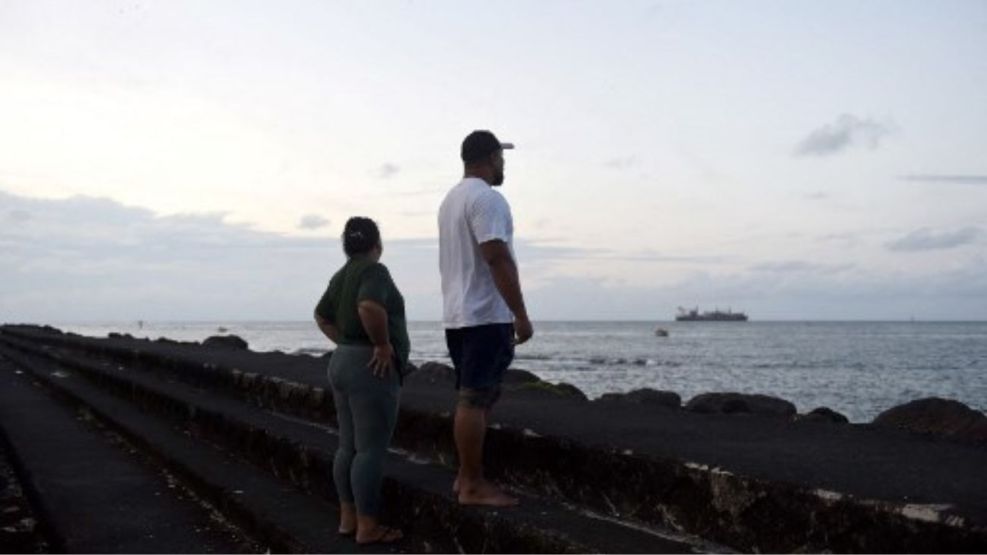 En Samoa y Fukisawa personas van a la playa a mirar cómo llegan las olas tras el terremoto en Rusia