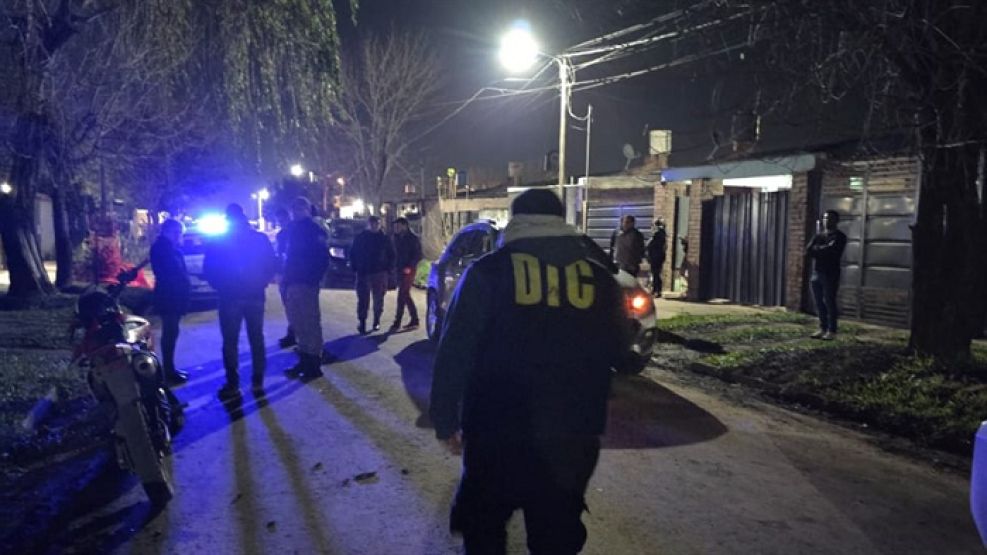 Una gran comitiva policial trabajó en el lugar de los hechos. 