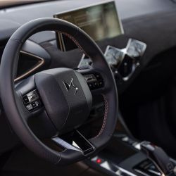 Las gamas DS 3 y DS 4 cuentan con una nueva alternativa electrificada.