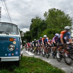 El pelotón de ciclistas pasa junto a una Volkswagen Kombi clásica durante la tercera etapa (de 9) de la cuarta edición del Tour de Francia femenino, de 163,5 km entre La Gacilly y Angers, en Francia. | Foto:JULIEN DE ROSA / AFP