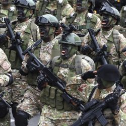 Elementos del Ejército peruano participan en la Gran Parada y Desfile Cívico Militar 2025 con motivo de la celebración de los 204 años de la independencia nacional, en Lima, Perú. | Foto:Xinhua/Mariana Bazo