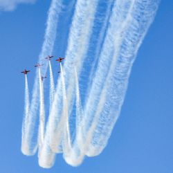 Esta imagen, proporcionada por la agencia de noticias marroquí Maghreb Arabe Presse (MAP), muestra al equipo de demostración acrobática de la Real Fuerza Aérea Marroquí, Marcha Verde, realizando una demostración en Tetuán con motivo del Día del Trono del reino norteafricano, que conmemora la entronización del rey Mohammed VI. | Foto:Maghreb Arabe Press (MAP) / AFP
