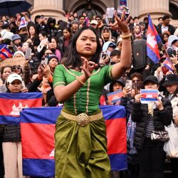 Un bailarín tradicional actúa durante una manifestación de simpatizantes camboyanos en el centro de Melbourne, exigiendo el fin de las hostilidades en medio del conflicto entre Camboya y Tailandia. Los países vecinos se encuentran enfrascados en su conflicto más sangriento en años por la disputa fronteriza, con al menos 33 muertos confirmados y más de 200.000 desplazados. | Foto:William West / AFP