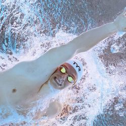 Una vista submarina muestra al nadador francés Léon Marchand mientras compite en una semifinal de los 200 m combinados individuales masculinos durante el Campeonato Mundial de Natación de 2025 en Singapur. | Foto:François-Xavier Marit / AFP
