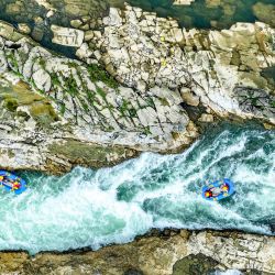 Vista aérea tomada con un dron de personas practicando rafting en botes inflables en el río Luobei, en la provincia de Guizhou, en el suroeste de China. | Foto:Xinhua/Ou Dongqu