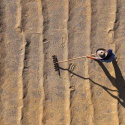 Vista aérea tomada con un dron de un aldeano aireando arroz, en el distrito de Hengshan de la ciudad de Hengyang, en la provincia de Hunan, en el centro de China. | Foto:Xinhua/Cao Zhengping