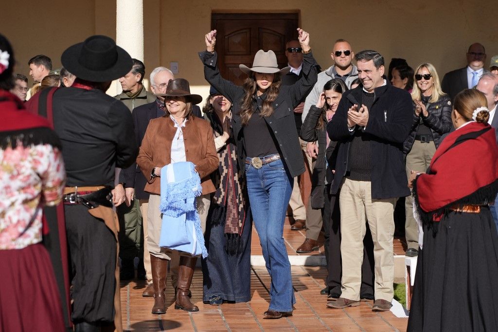Kristi Noem (brazos en alto), entusiasmada con la zamba, en Argentina.