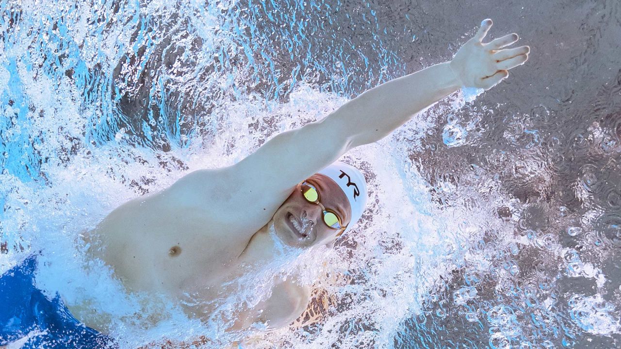 Una vista submarina muestra al nadador francés Léon Marchand mientras compite en una semifinal de los 200 m combinados individuales masculinos durante el Campeonato Mundial de Natación de 2025 en Singapur. | Foto:François-Xavier Marit / AFP
