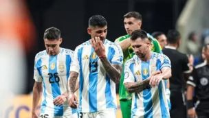 Nahuel Molina, Lionel Messi, Cristian Romero y Dibu Martínez