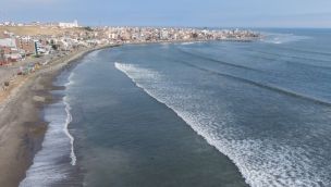 Vista aérea del Balneario de Huanchaco en Trujillo, Perú, tras el alerta de tsunami