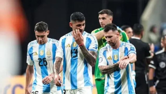 Nahuel Molina, Lionel Messi, Cristian Romero y Dibu Martínez