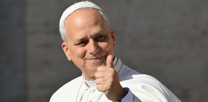 El papa León XIV hace un gesto al llegar a la audiencia general semanal en la plaza de San Pedro del Vaticano.