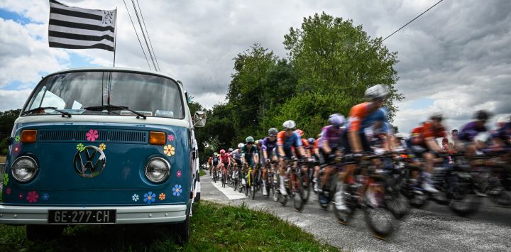 El pelotón de ciclistas pasa junto a una Volkswagen Kombi clásica durante la tercera etapa (de 9) de la cuarta edición del Tour de Francia femenino, de 163,5 km entre La Gacilly y Angers, en Francia.
