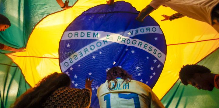 Manifestantes exhiben una gran bandera brasileña durante un evento en apoyo a la soberanía nacional, celebrado en el Salón Noble de la Facultad de Derecho de la USP en São Paulo, Brasil.