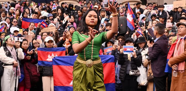 Un bailarín tradicional actúa durante una manifestación de simpatizantes camboyanos en el centro de Melbourne, exigiendo el fin de las hostilidades en medio del conflicto entre Camboya y Tailandia. Los países vecinos se encuentran enfrascados en su conflicto más sangriento en años por la disputa fronteriza, con al menos 33 muertos confirmados y más de 200.000 desplazados.