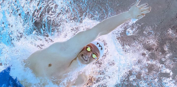 Una vista submarina muestra al nadador francés Léon Marchand mientras compite en una semifinal de los 200 m combinados individuales masculinos durante el Campeonato Mundial de Natación de 2025 en Singapur.