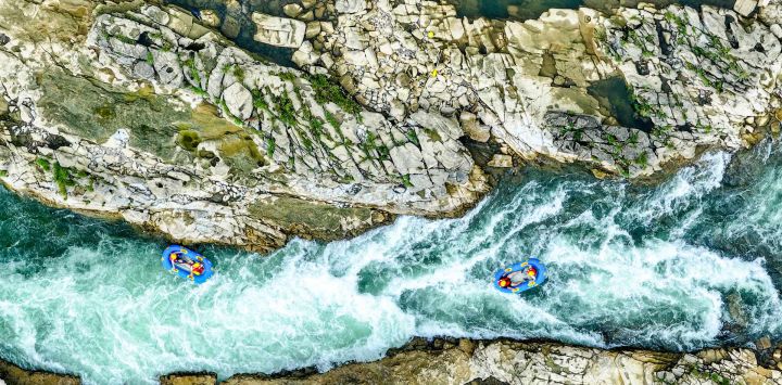 Vista aérea tomada con un dron de personas practicando rafting en botes inflables en el río Luobei, en la provincia de Guizhou, en el suroeste de China.