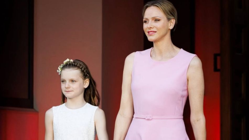 Gabriella con su madre, Charlene de Mónaco