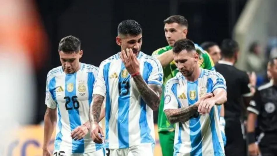 Nahuel Molina, Lionel Messi, Cristian Romero y Dibu Martínez