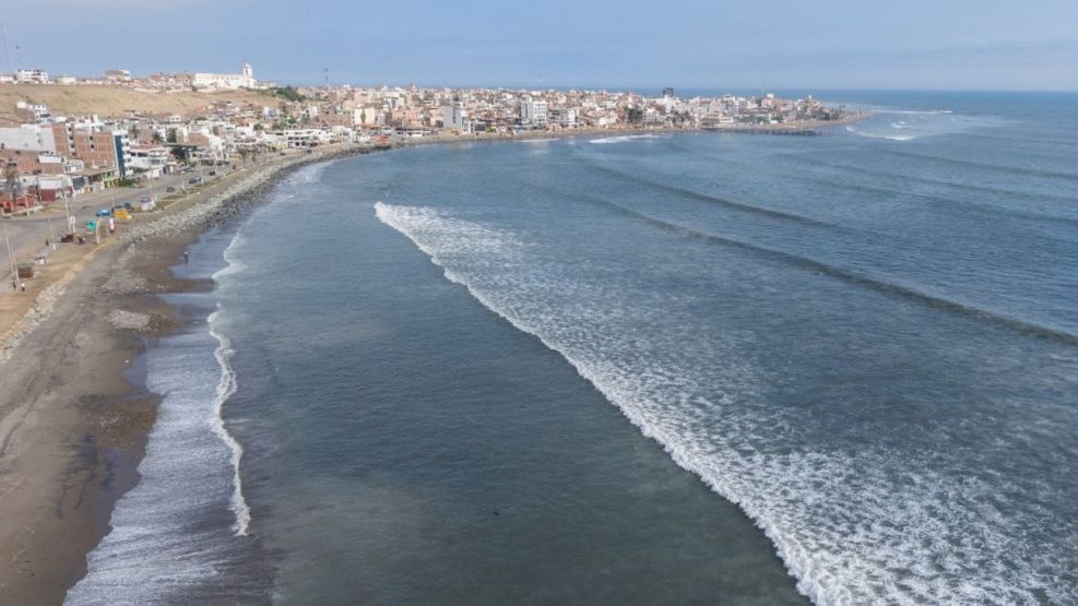 Vista aérea del Balneario de Huanchaco en Trujillo, Perú, tras el alerta de tsunami