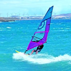 Gran Canaria fusiona aventura y patrimonio. Allí dominan las olas con windsurf en su costa este. Y en Vegueta la majestuosa Catedral de Santa Ana guarda siglos de historia. 