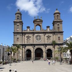Gran Canaria fusiona aventura y patrimonio. Allí dominan las olas con windsurf en su costa este. Y en Vegueta la majestuosa Catedral de Santa Ana guarda siglos de historia. 