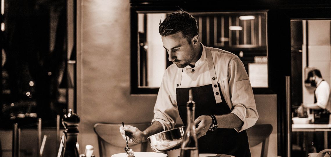 Cocina viva: el chef que desde Devoto impacta con una puesta sabrosa y teatral