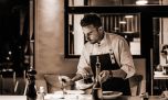 Cocina viva: el chef que desde Devoto impacta con una puesta sabrosa y teatral