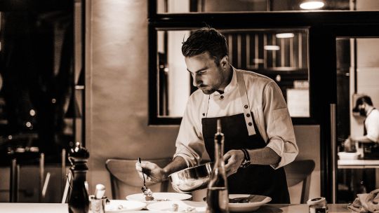 Cocina viva: el chef que desde Devoto impacta con una puesta sabrosa y teatral