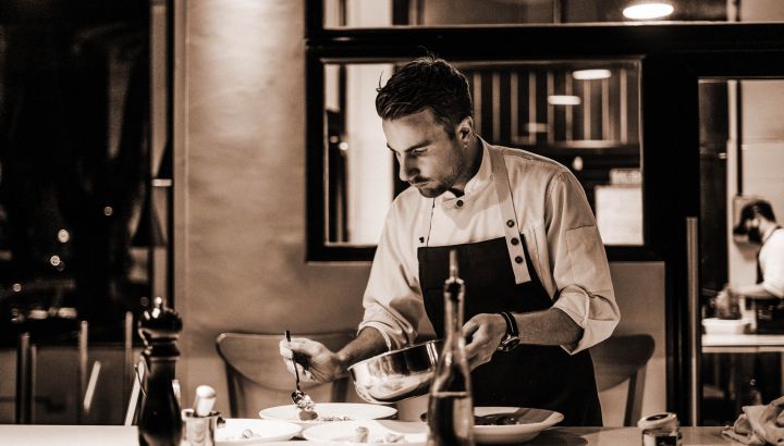 Cocina viva: el chef que desde Devoto impacta con una puesta sabrosa y teatral