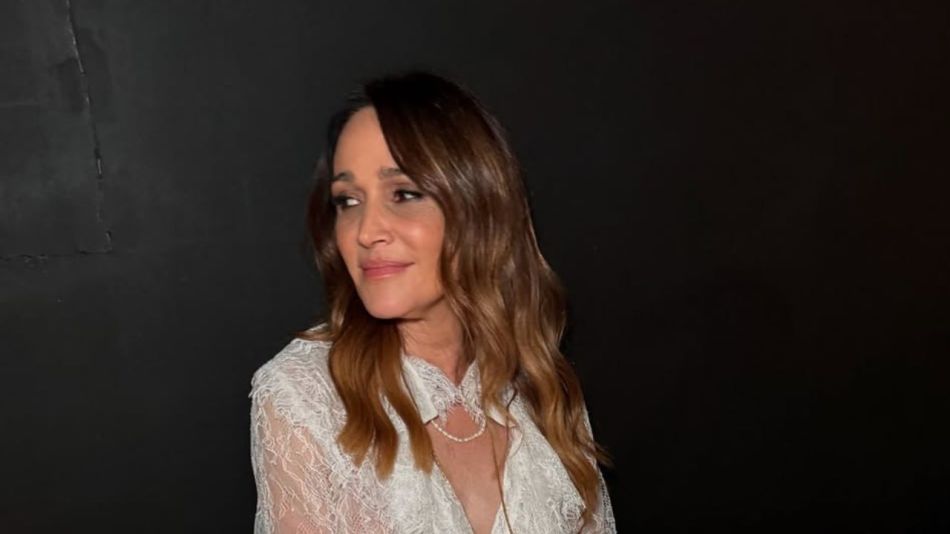 Vero Lozano lució la falda boom de la temporada con estilo parisino